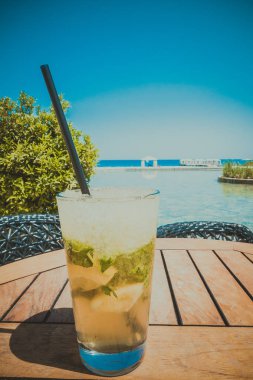 Mojito deniz arka plan üzerinde bir masada kokteyl