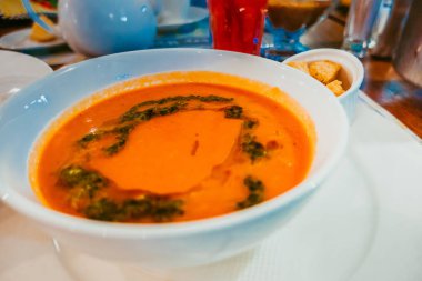 Bir tabak içinde domates çorbası