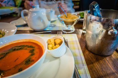 Bir tabak içinde domates çorbası