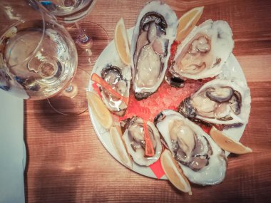 İstiridye masada şarap ile