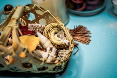 Arka plan spa kabukları mum ve tuz konu üzerinde