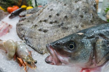 Deniz restoranda taze balık