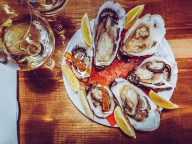 İstiridye masada şarap ile