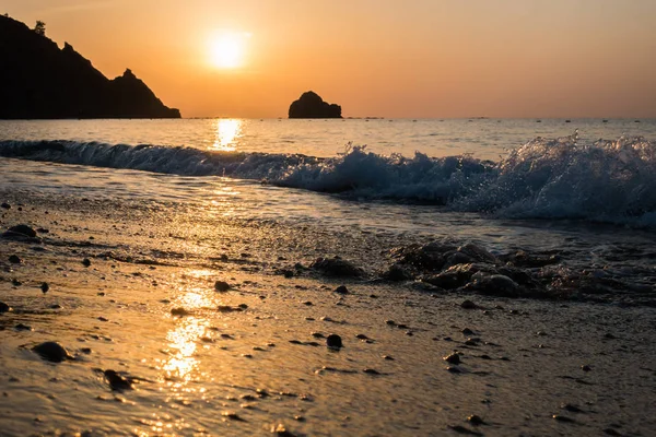 Magnífico nascer do sol no mar — Fotografia de Stock