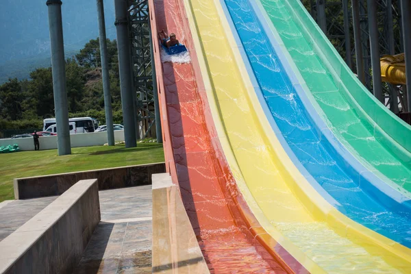 Der Junge fährt eine Rutsche im Wasserpark — Stockfoto