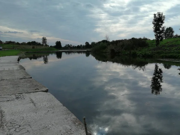 Pike rybaří na jezeře. Rybolovná rekreace — Stock fotografie