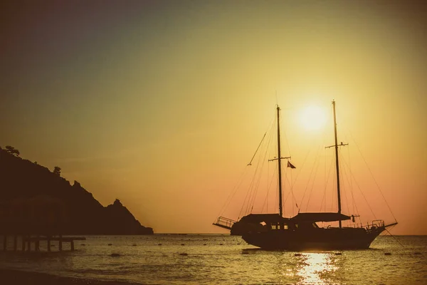 Beautiful sunrise at a seaside resort — Stock Photo, Image