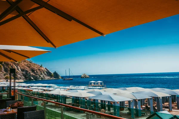 Schöne Terrasse mit Blick auf das Meer — Stockfoto