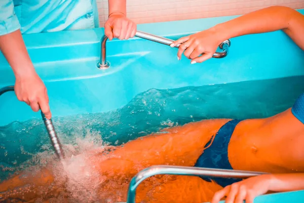 Procedimiento de masaje bajo el agua —  Fotos de Stock