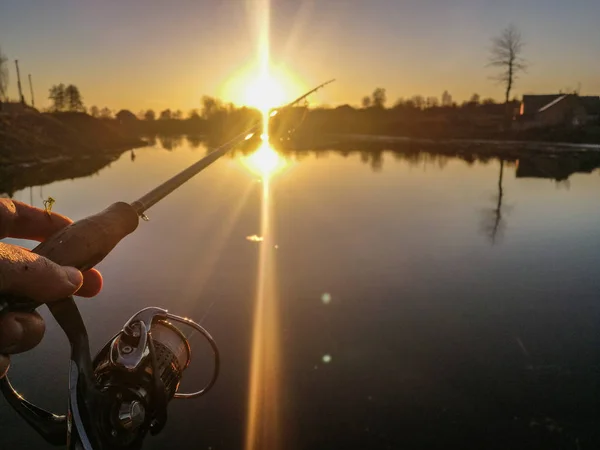 Pesca de lúcio no lago. Recreação de pesca — Fotografia de Stock