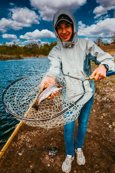 Tavon Halászó Fiatalember — Stock Fotó