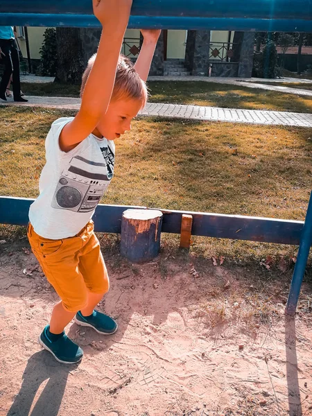 Der Junge spielt auf dem Spielplatz — Stockfoto