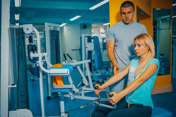 Persoonlijke training in de sportschool — Stockfoto