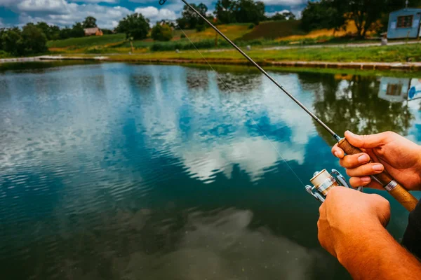 Pesca da truta no lago — Fotografia de Stock