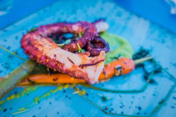 Жареные креветки на голубой тарелке — стоковое фото