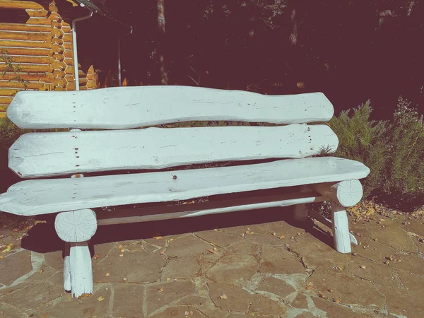 Білий дерев'яні лавки — стокове фото