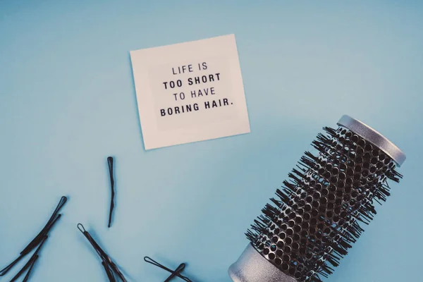 Концепція перукаря: фальшиве волосся і шпильки — стокове фото