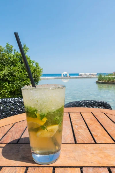 Mojito koktejl na stole na pozadí moře — Stock fotografie