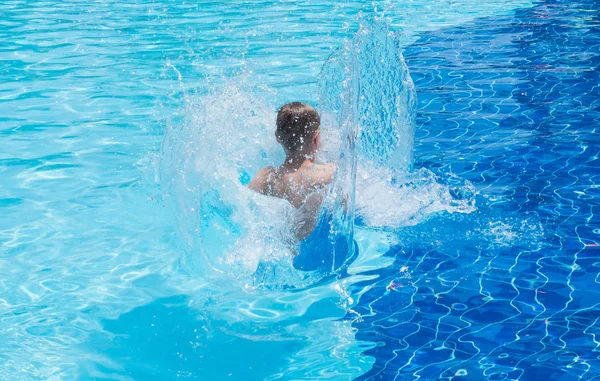 Chlapec skáče do bazénu — Stock fotografie