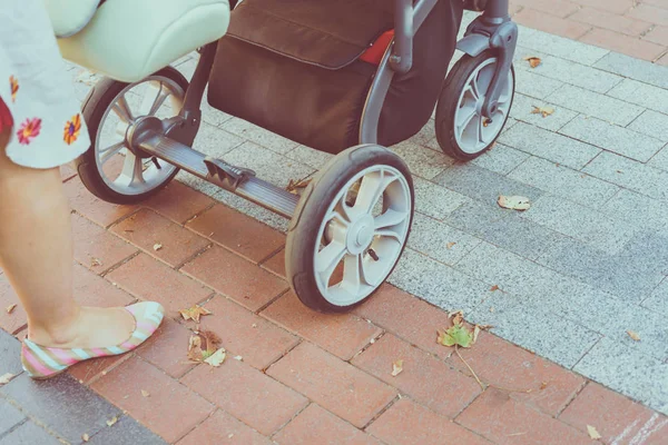 Moeder over een wandelwagen — Stockfoto