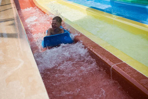 Çocuk bir slayt su park gezintisi — Stok fotoğraf