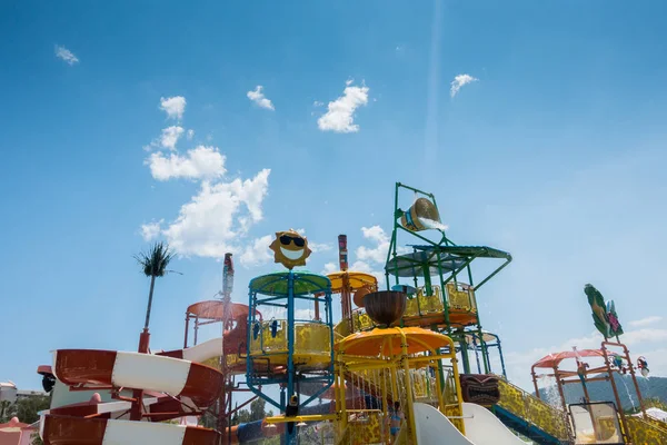 Dětský vodní park. Dětské skluzavky — Stock fotografie