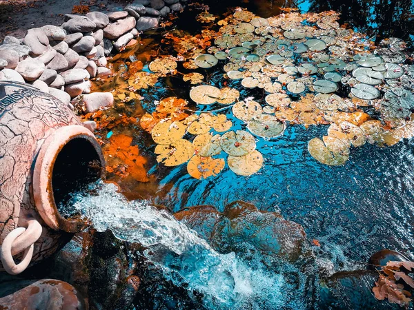 eski bir vazodan şelale