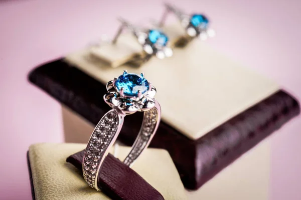 Gyönyörű gyűrű kövekkel — Stock Fotó