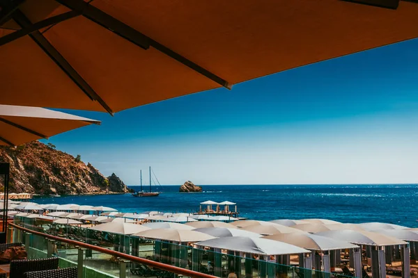 Vacker terrass med utsikt över havet — Stockfoto