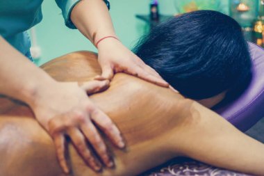 Spa salonunda çikolata masajı