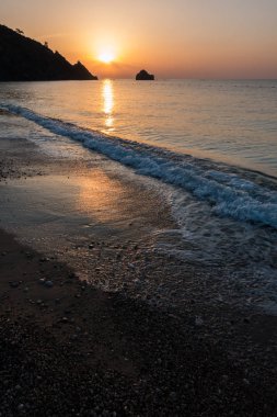 Gündoğumu kumsalda deniz