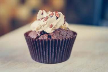 bir tepsi üzerinde pek çok güzel pastalar