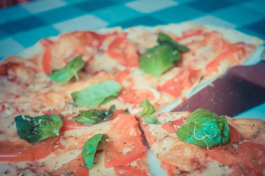 Bir tabakta Pizza margarita