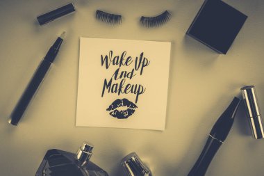 pembe bir arka plan üzerinde makyaj araçları