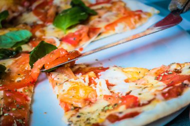 Bir tabakta Pizza margarita