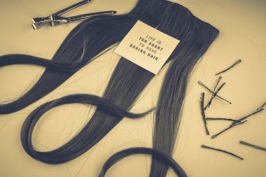 kuaför kavramı: yanlış saç ve saç tokaları