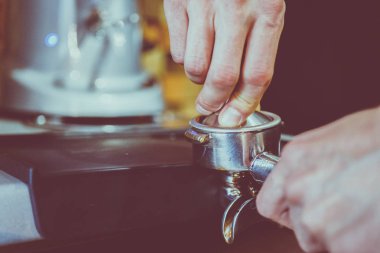 barmen bir kahve makinesi kahve hazırlar