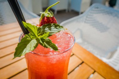 Tesiste kafede güzel kırmızı kokteyl