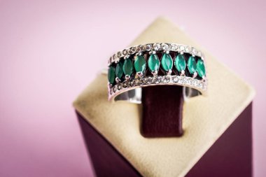 Güzel gümüş yüzük yakın