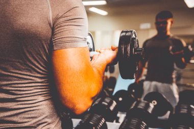 Spor salonunda vücut geliştirmeci