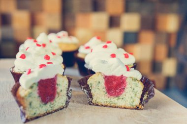 bir tepsi üzerinde pek çok güzel pastalar