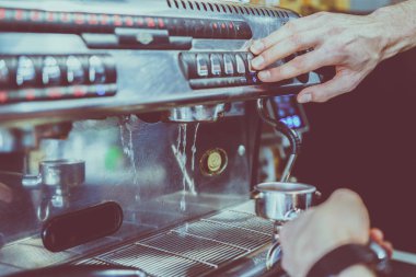 barmen bir kahve makinesi kahve hazırlar