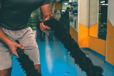 Spor salonunda vücut geliştirmeci