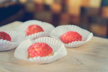 beyaz ambalaj pembe çerezleri