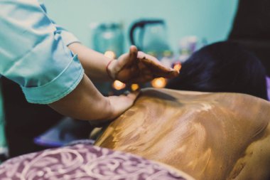 Spa salonunda çikolata masajı