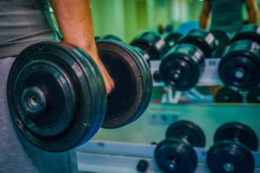 Spor salonunda vücut geliştirmeci