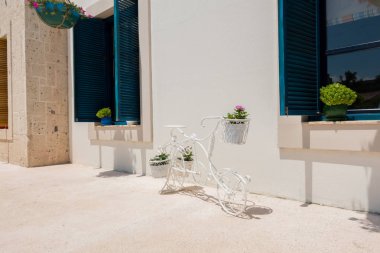 Güzel tatil beldesi. Denizin kenarında yaz tatili