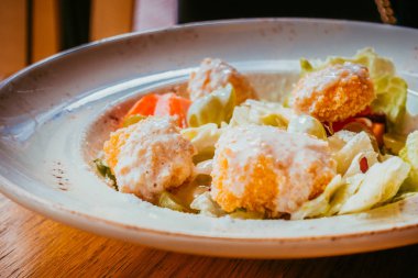 Kızarmış peynir ve sebze salatası