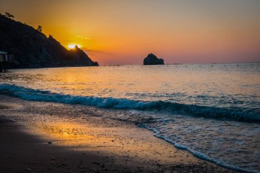 Gündoğumu kumsalda deniz