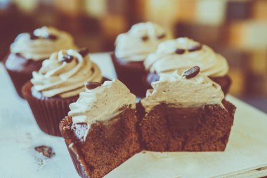 krema ile kesilmiş muffins